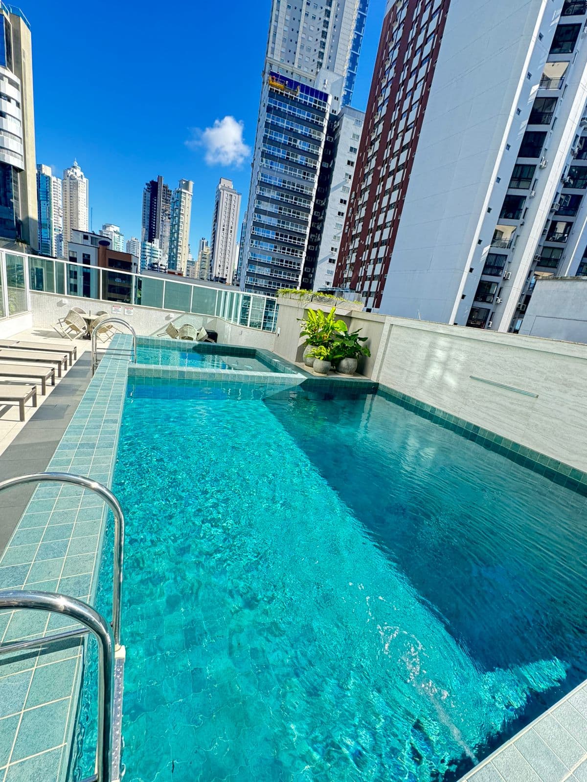 Piscina após limpeza e manutenção 2