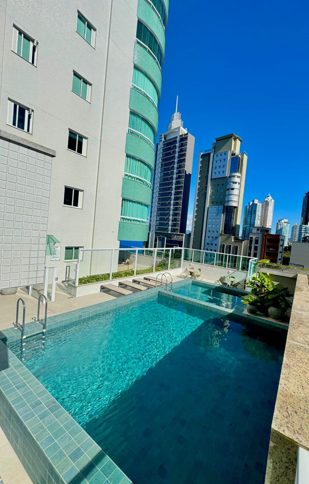 Piscina após limpeza e manutenção 3