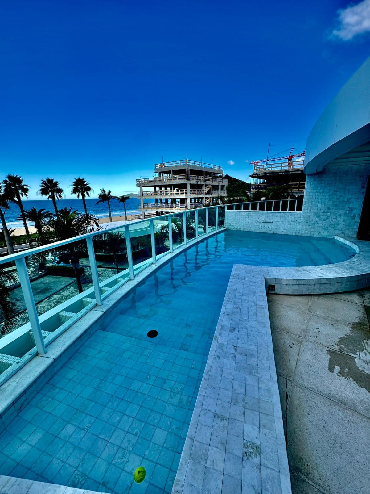 Piscina após limpeza e manutenção 4