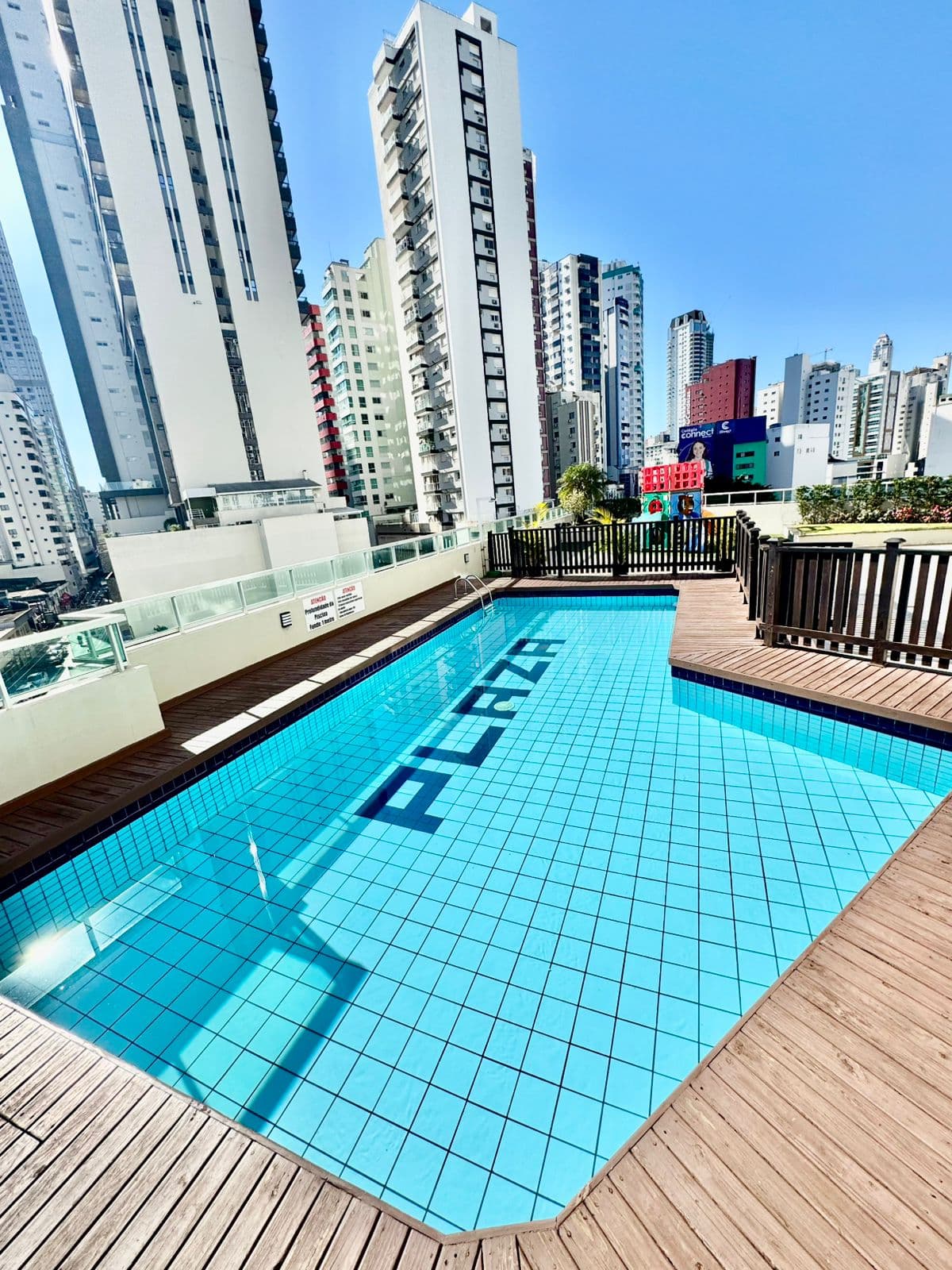 Piscina após limpeza e manutenção 5